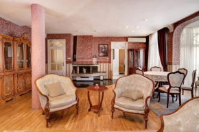 Aristocratic, Elegant, Designer Top Central Apartment